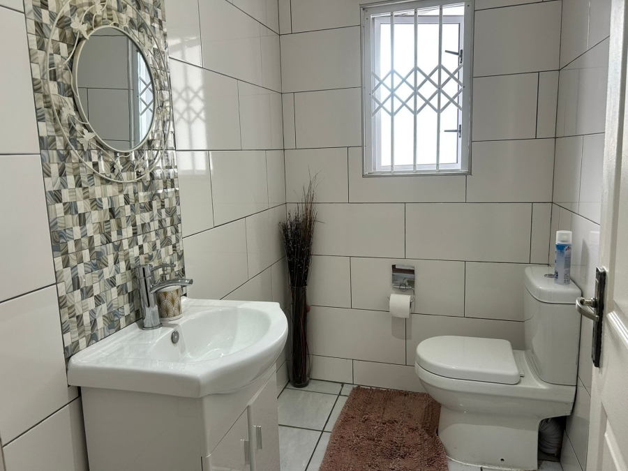 5 Bedroom Property for Sale in Nahoon Valley Park Eastern Cape